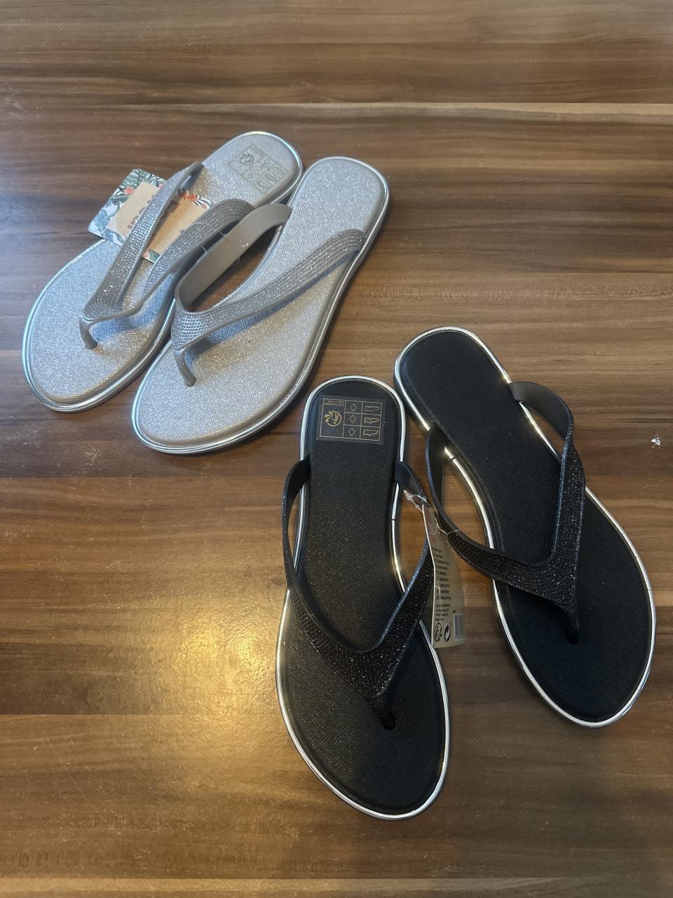 Nieuwe teenslippers maat 38