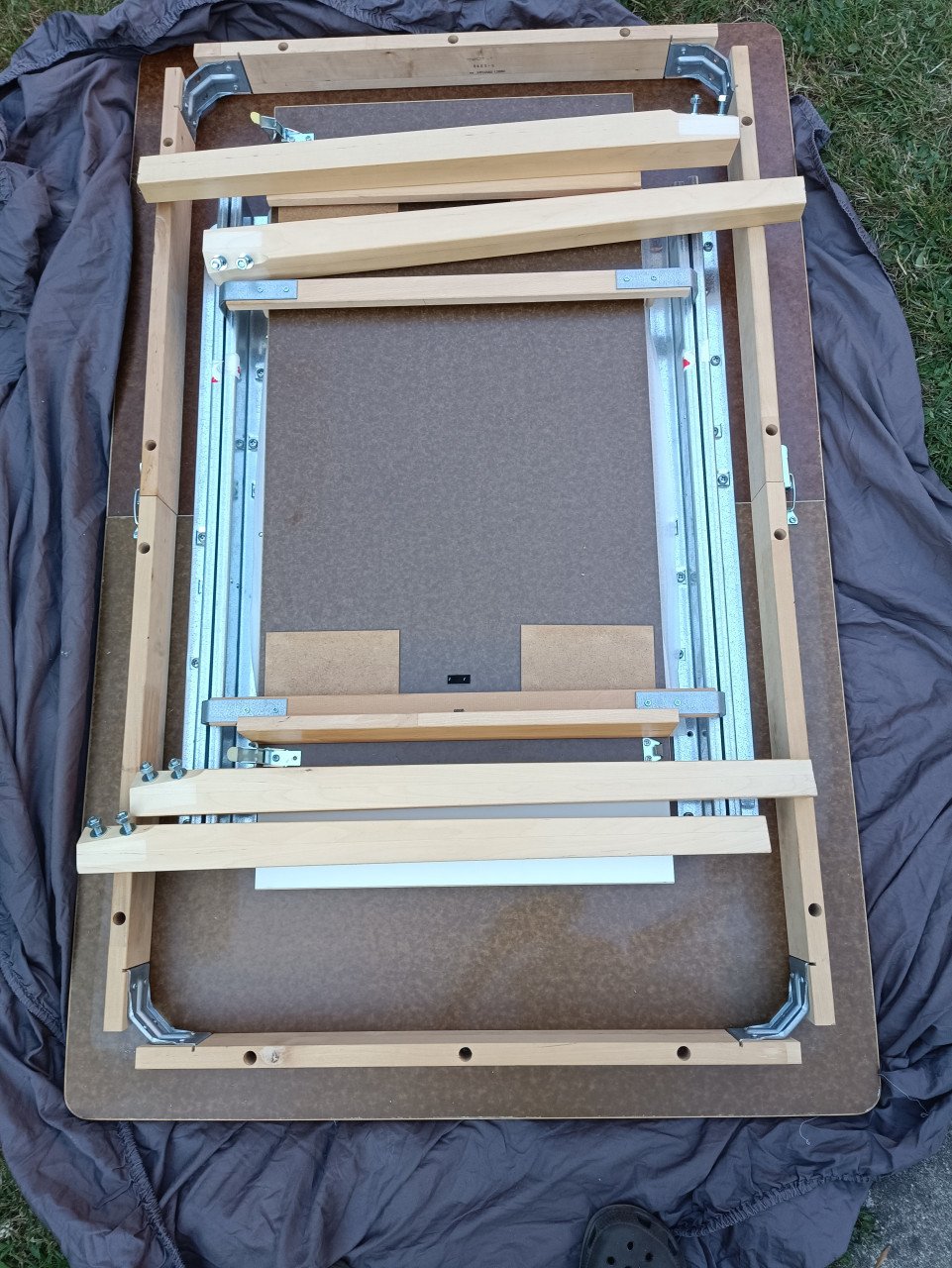 Uitschuifbare eettafel van 140 x 90 cm tot 233 x 90 cm.