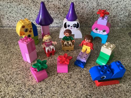 Duplo.    Verschillende blokken, stoeltjes en 3 poppetjes.   (37 st.)