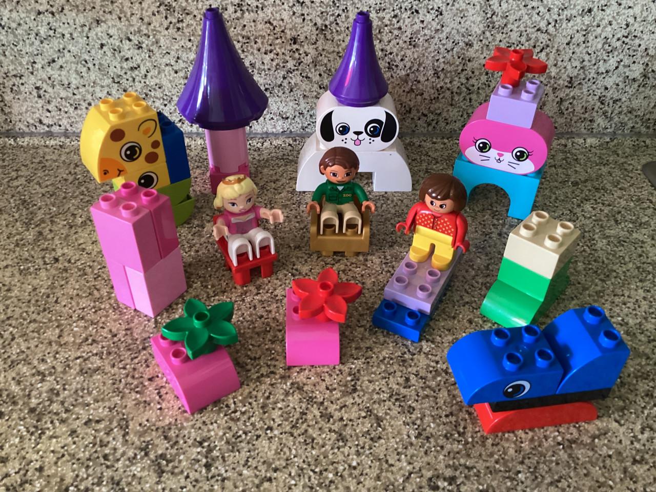 Duplo.    Verschillende blokken, stoeltjes en 3 poppetjes.   (37 st.)
