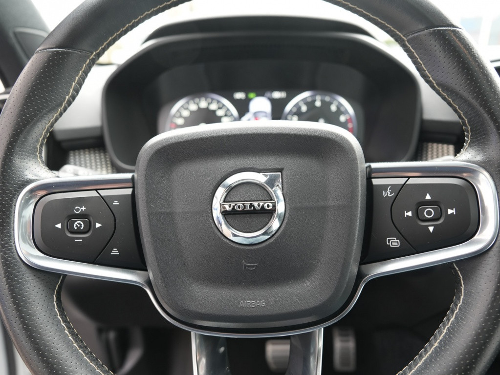 Volvo XC40 t4 190pk r-design| panodak| 360camera| 20''inch| navi| 2 zone cl