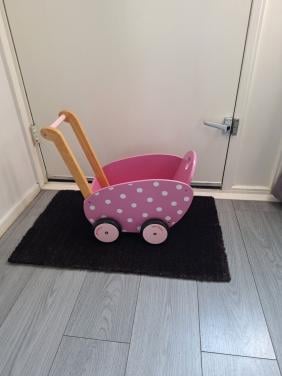 Houten poppenwagen