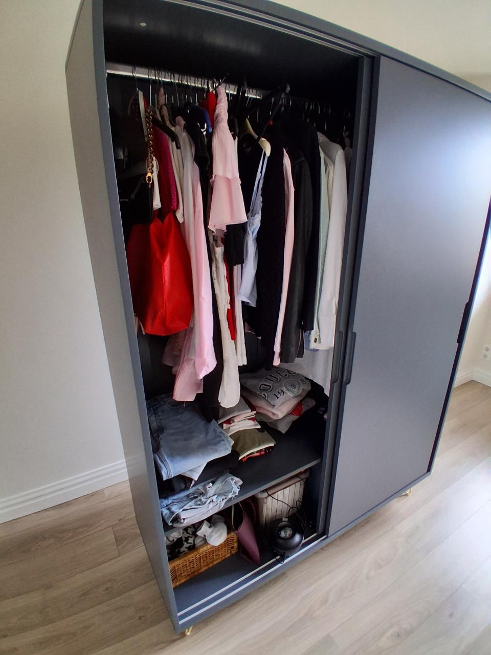 Kleding kast donkergrijs, van MADE