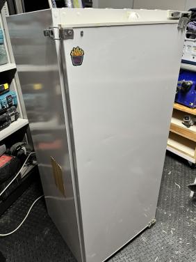 Hoge koelkast. €10,- = Goedkoper dan huren