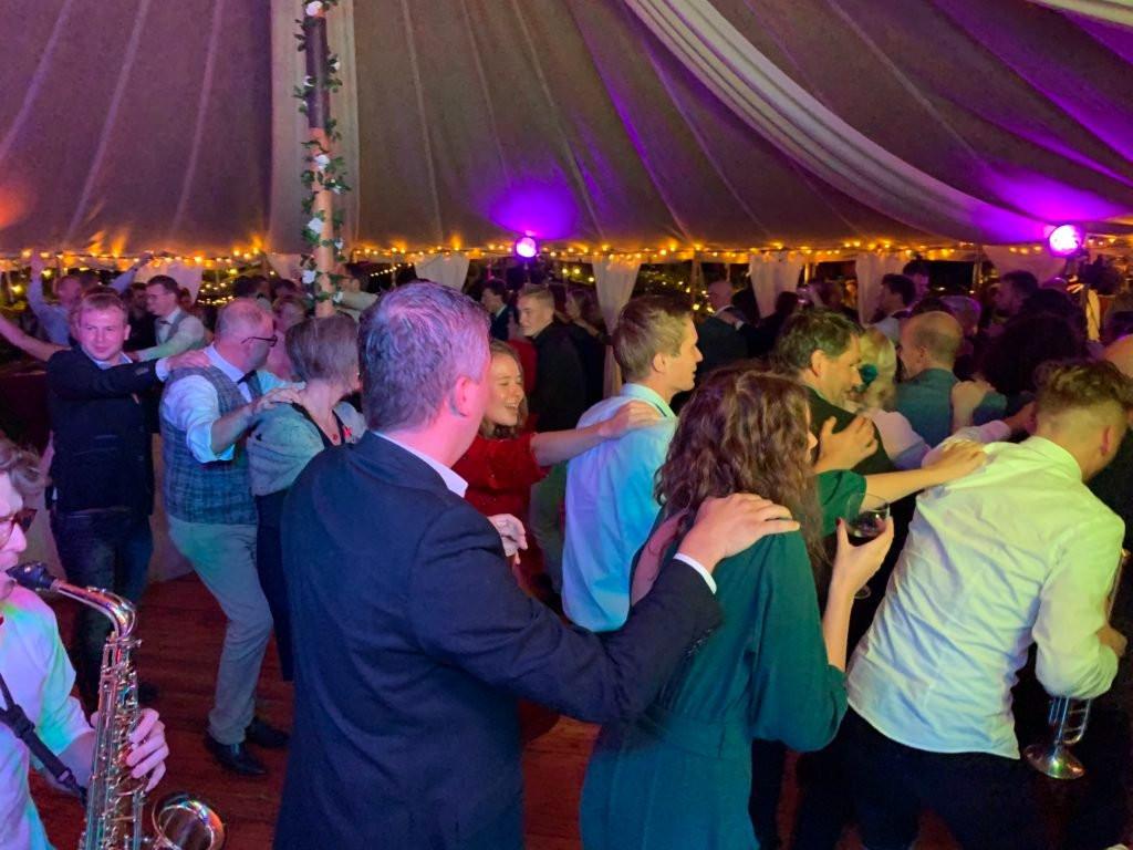 Heeft u een Feestje en op zoek naar gezellige muziek erbij?