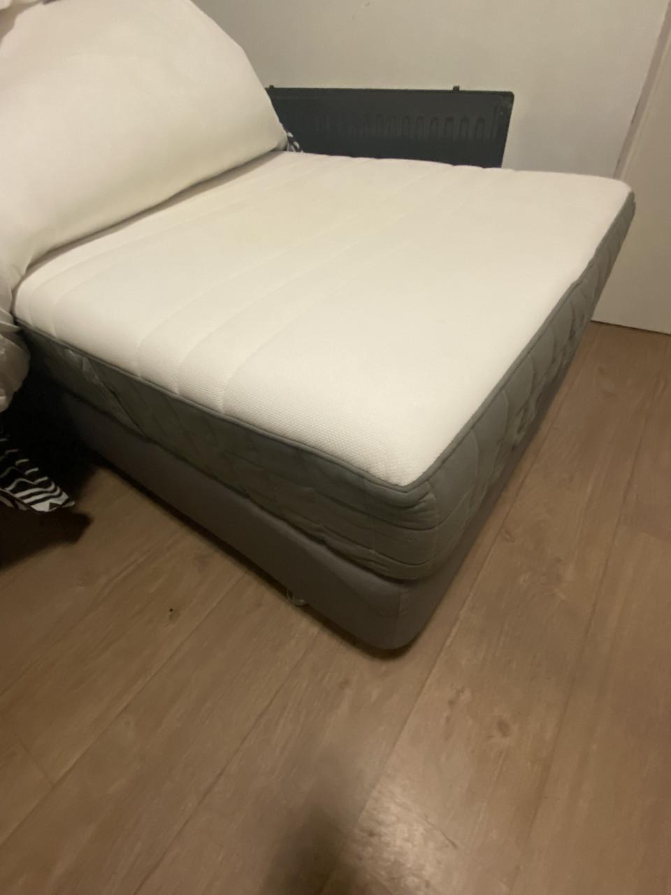 Eenpersoons boxspring met uitstekende matras