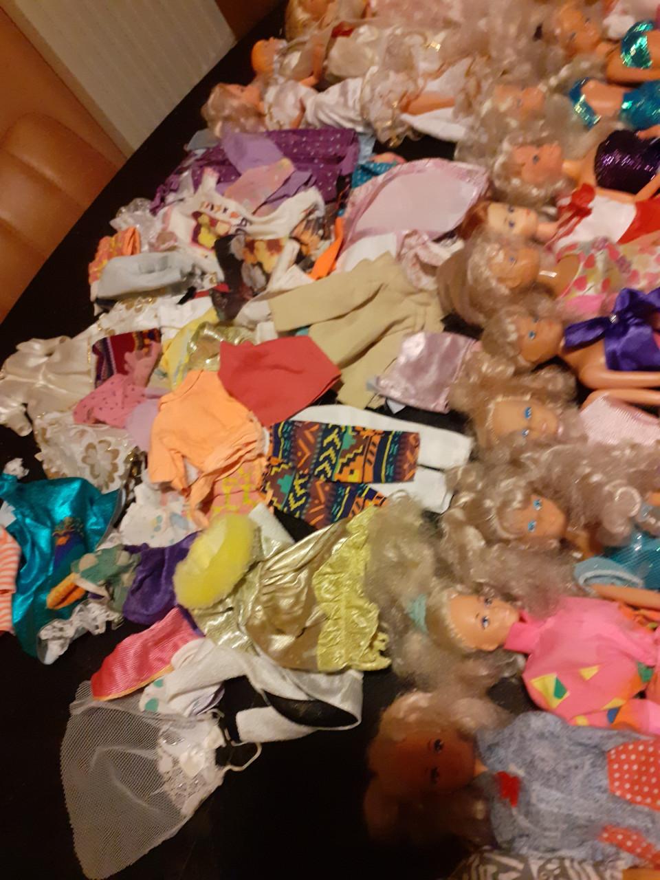 Oude ( nep ) Barbies en Ken met extra kleding