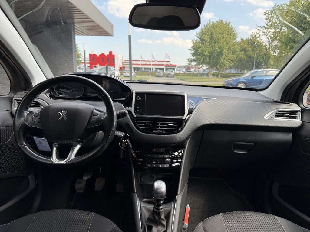 Peugeot 208 1.2 turbo, tech edition // 110pk // 4x nieuwe band, grote beurt