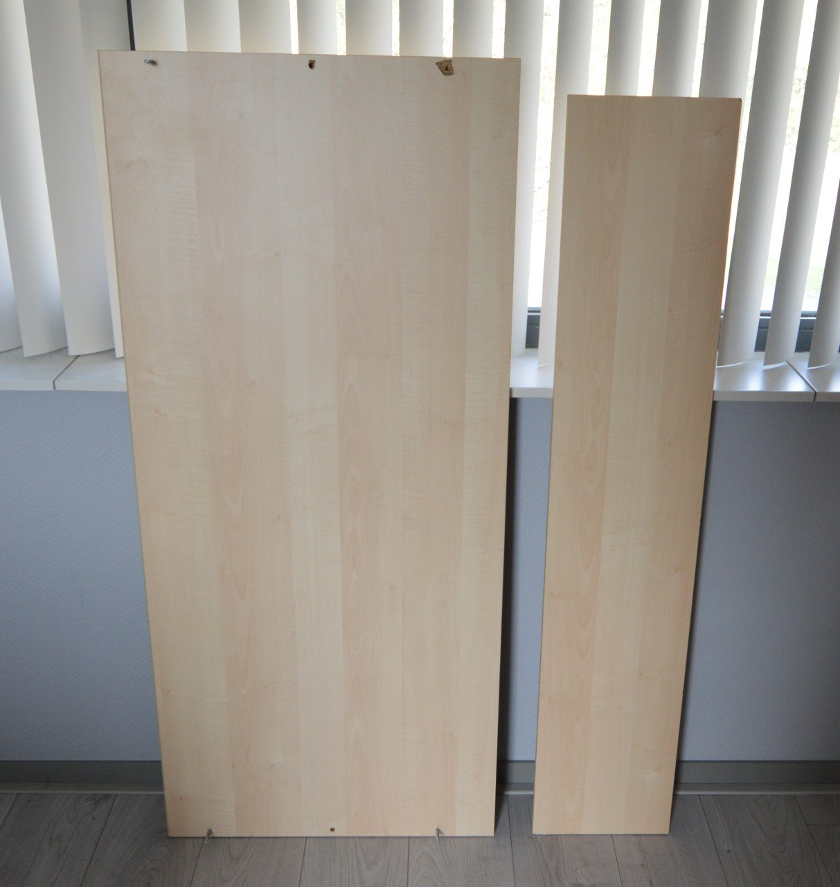 Bureau (ahorn) + Bureaulamp (halogeen) + Boekenplank (ahorn)