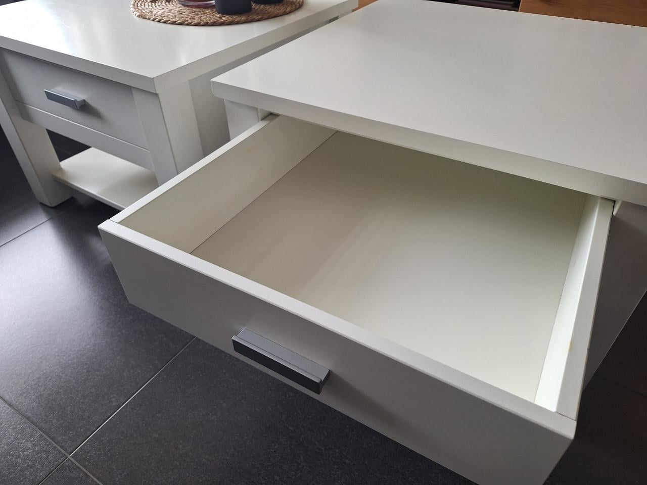 Twee witte salon tafeltjes
