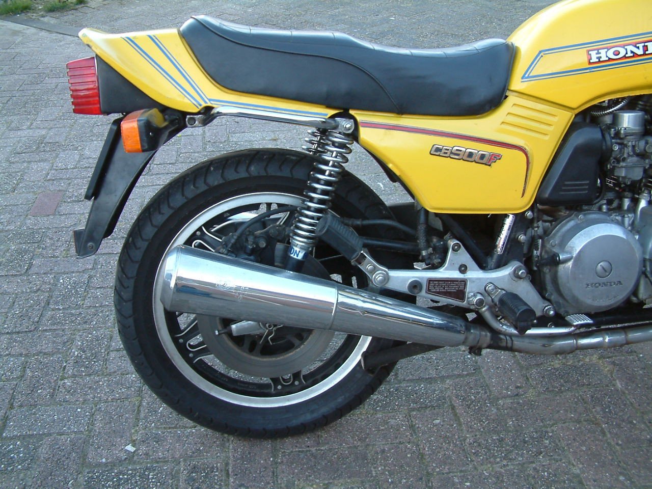 Honda 900 f    slechts  37000km      3200 euro