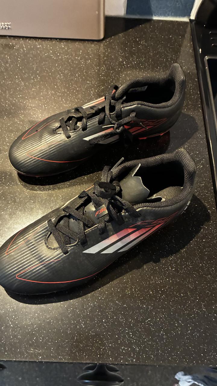 Adidas voetbalschoenen 2 paar, voor 1 prijs tezamen