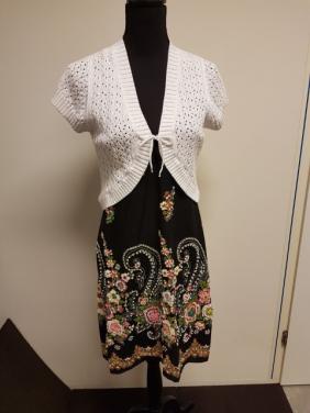 Jurk met parels en borduursels en vestje