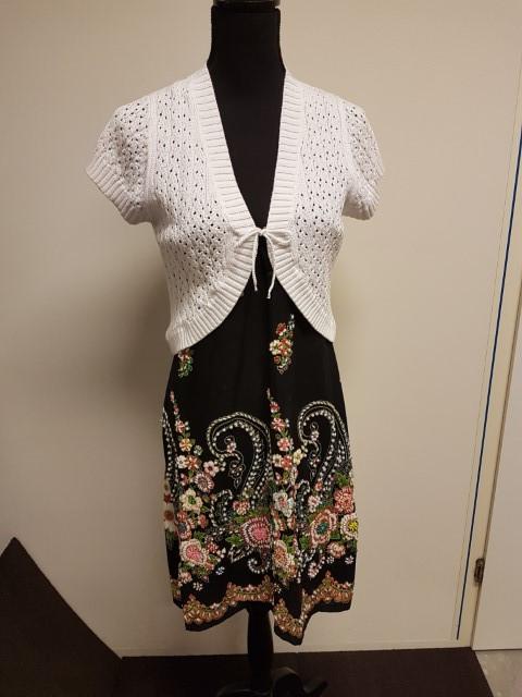 Jurk met parels en borduursels en vestje