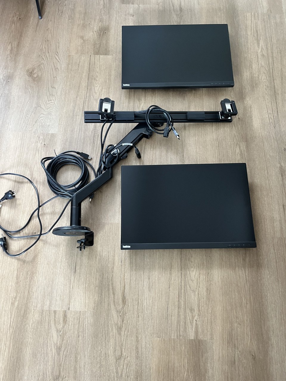 Lenovo Thinkvision (2x) + docking station + monitorarm 2V
