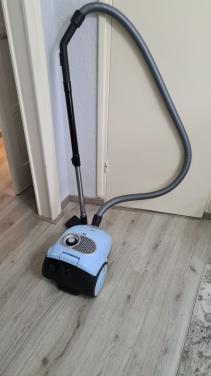 Stofzuiger merk BOSCH-220V-600W in zeer goed staat-compleet