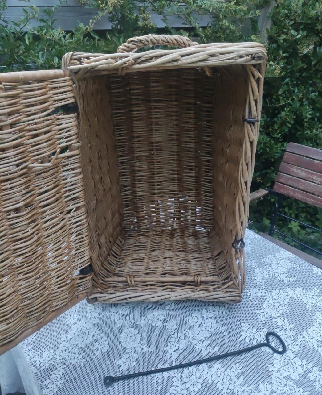 Oude wasmand / dekenkist