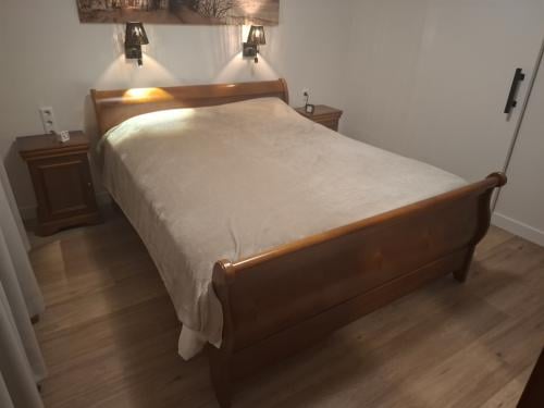 Tweepersoonsbed met nachtkastjes
