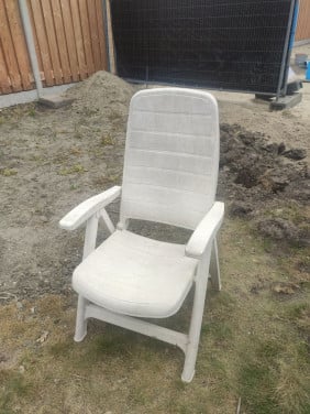 Vier meerstanden kunstof tuinstoelen