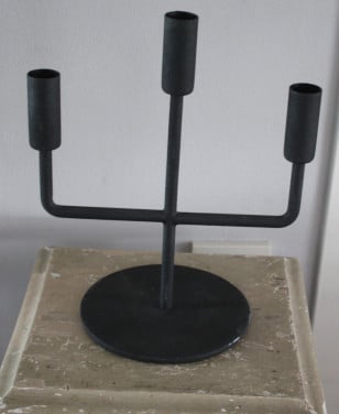 Zwarte metalen kandelaar