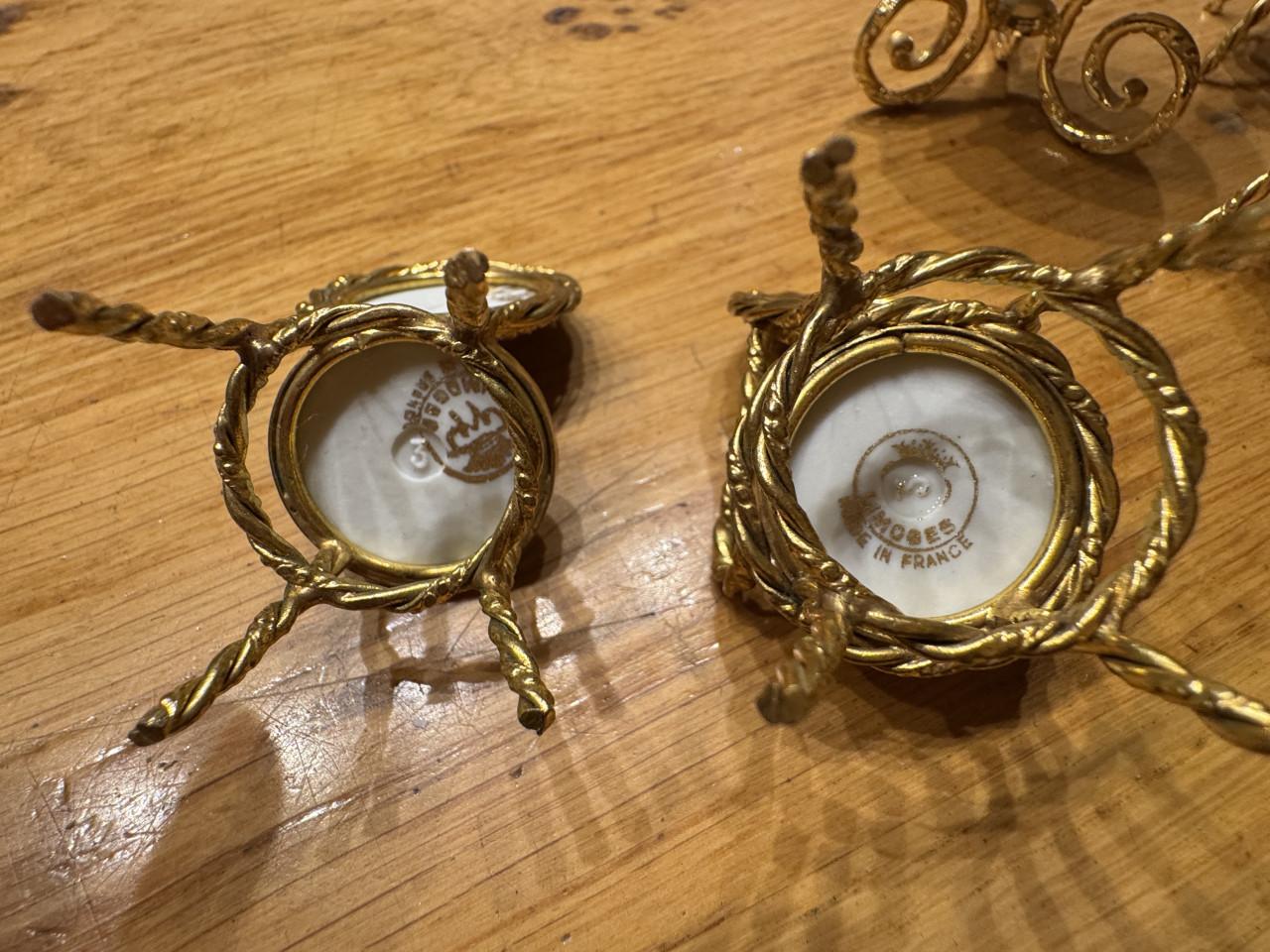 Minatuurtjes "Limoges" 4 stoeltjes 1 tafeltje en 1 bankje goud/porselein