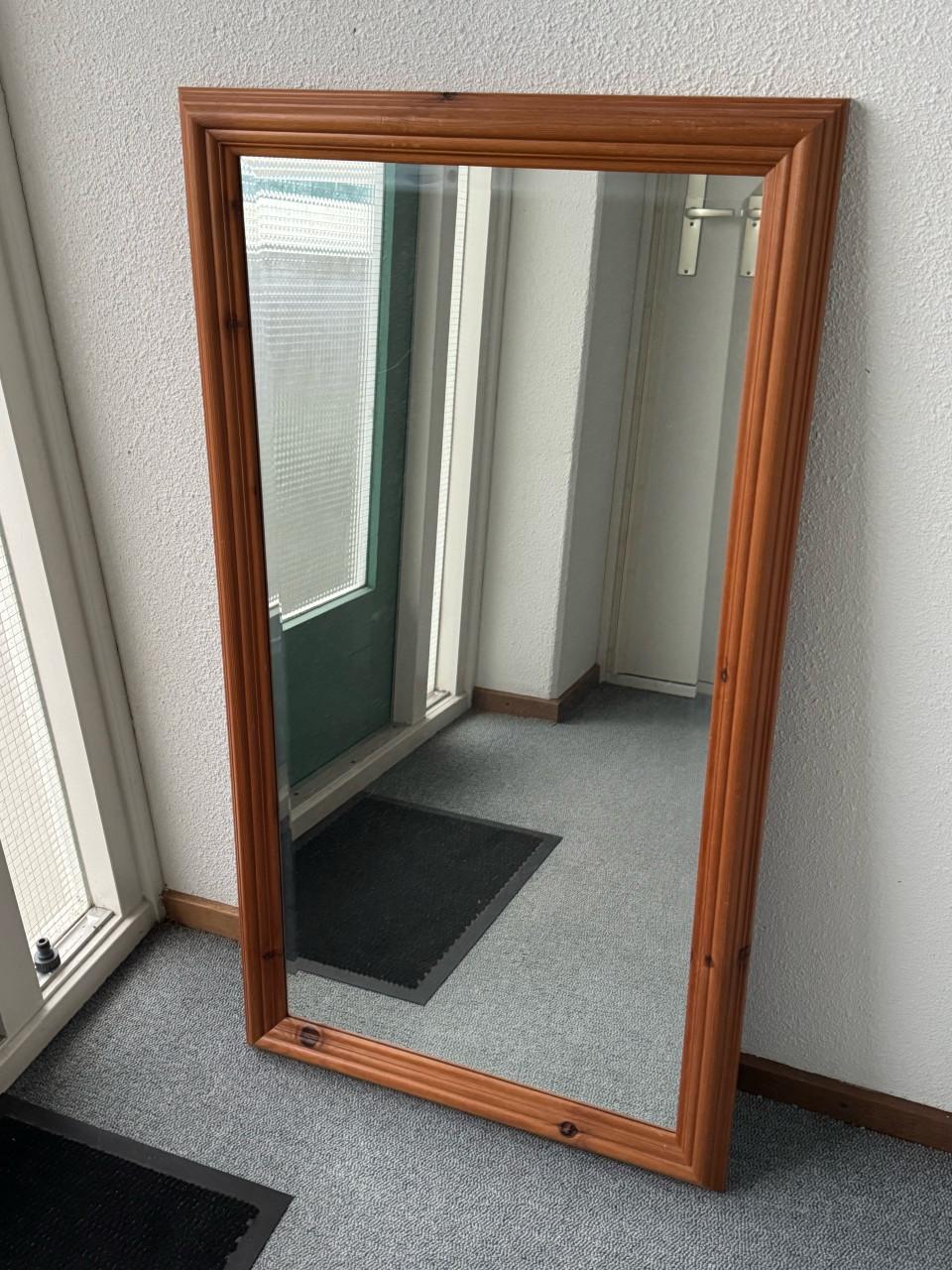Vintage grenen spiegel met facet geslepen glas