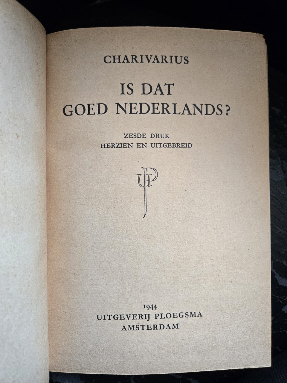 Boek: Is dat goed Nederlands?  6e druk 1944  Charivarius