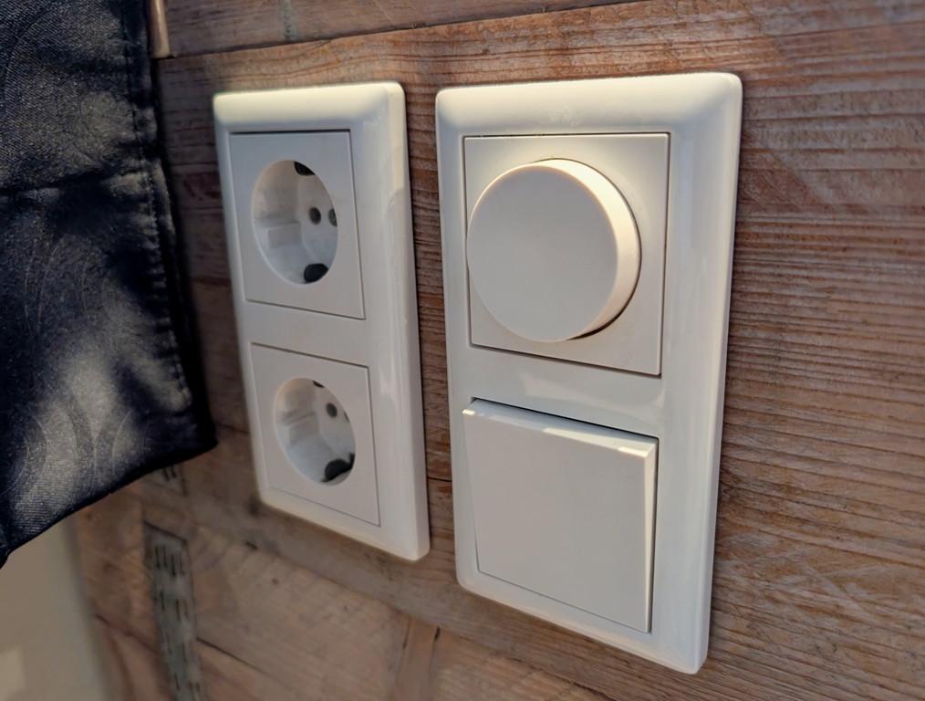 Hemelbed van steigerhout (grote opberglade + verlichting rondom)