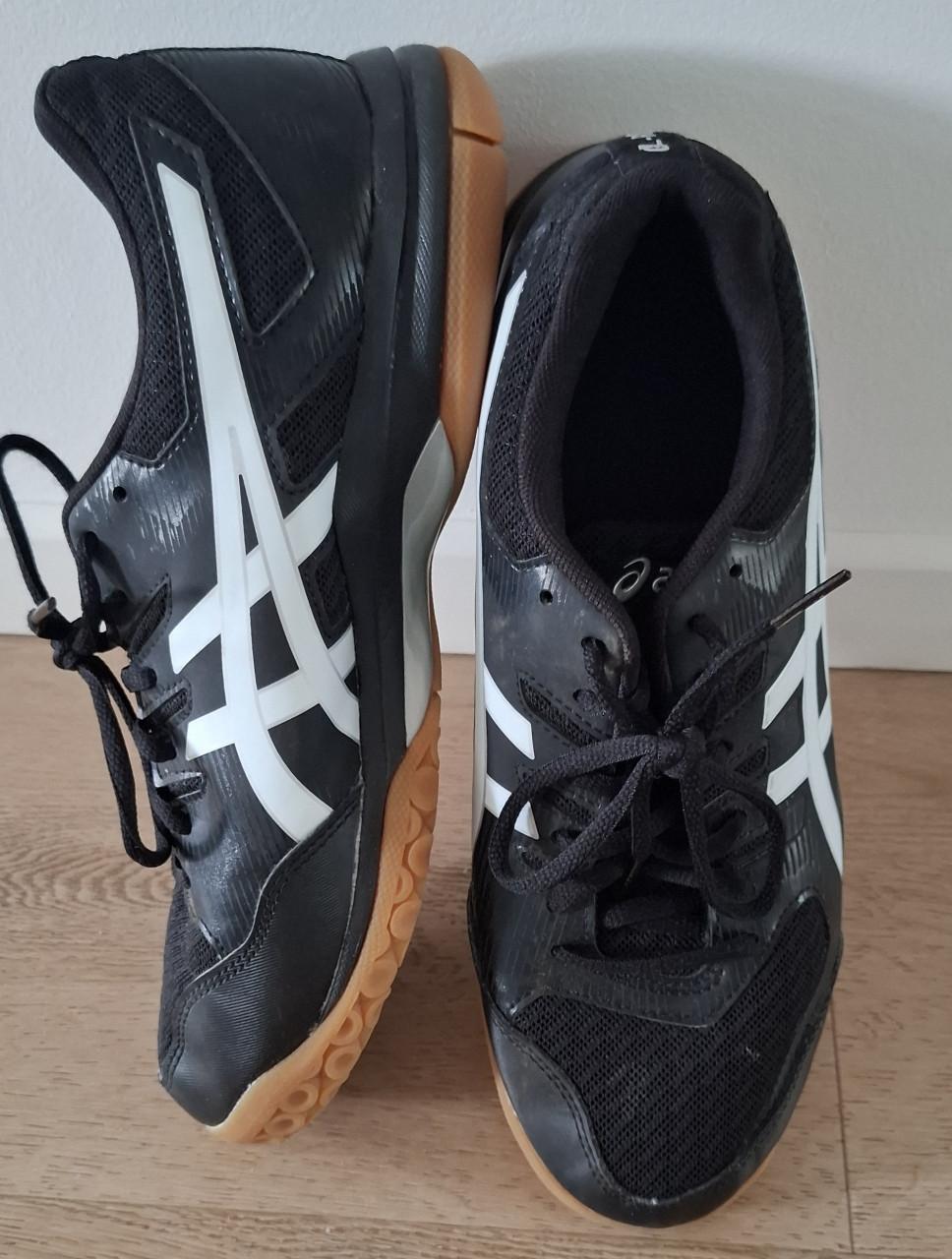 Te koop Asics zaalschoenen maat 41,5