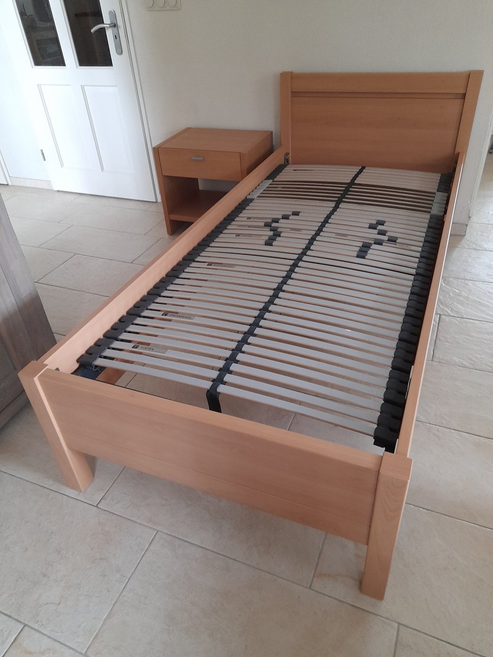 Degelijk 1 Persoons bed met nachtastje (ingoede nette staat)