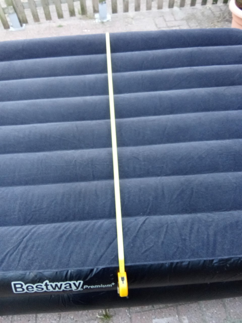 2 persoons luchtbed 140 x 200 met pomp ongeveer 35 hoog
