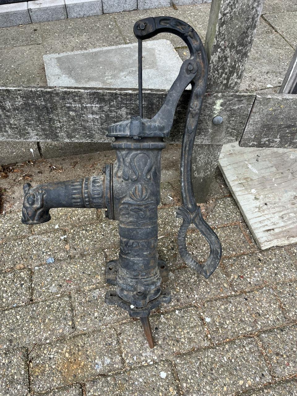 Handwaterpomp, gietijzer