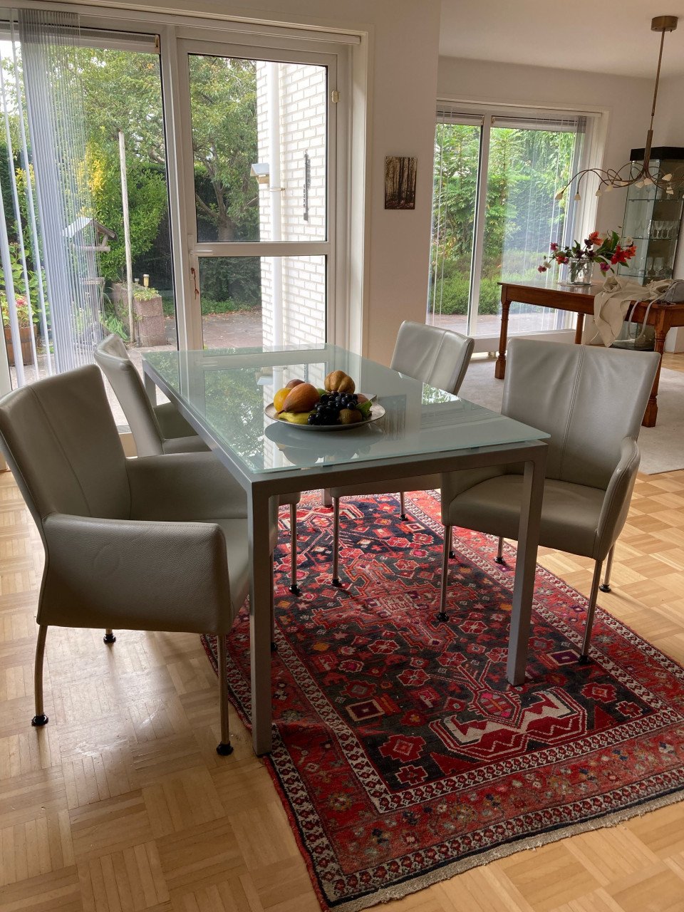 Glazen eettafel met 4 stoelen