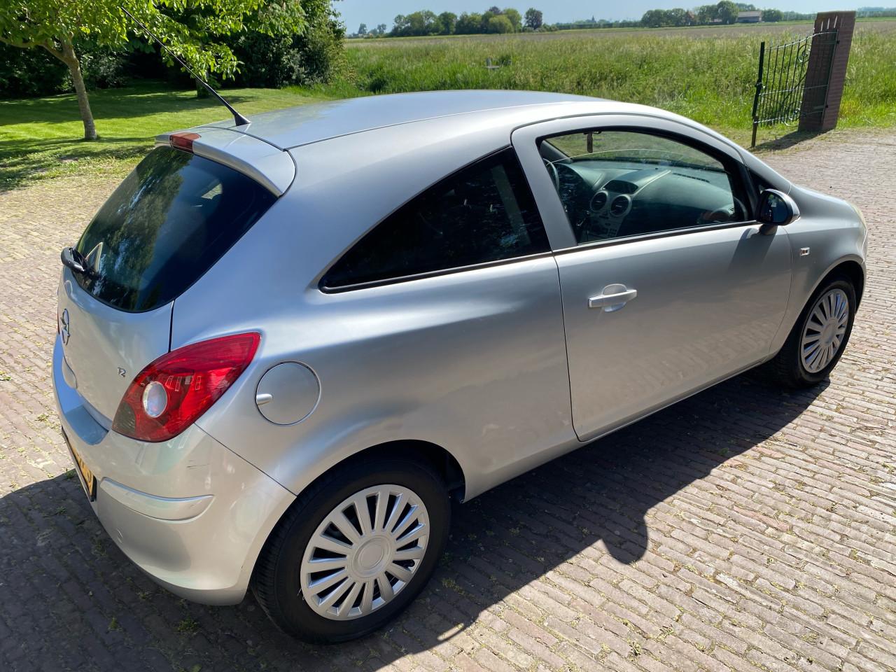 Opel corsa 1.2 3d netjes nap rijd goed
