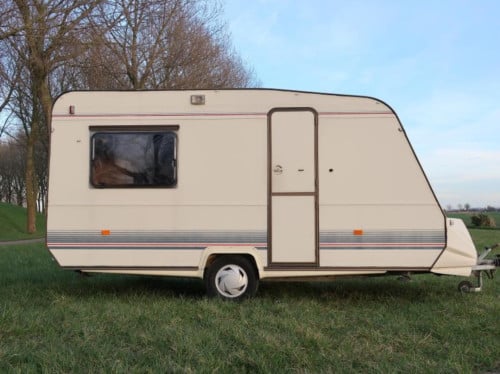 Adria 4158 TD caravan met voortent – charmant project met potentieel!