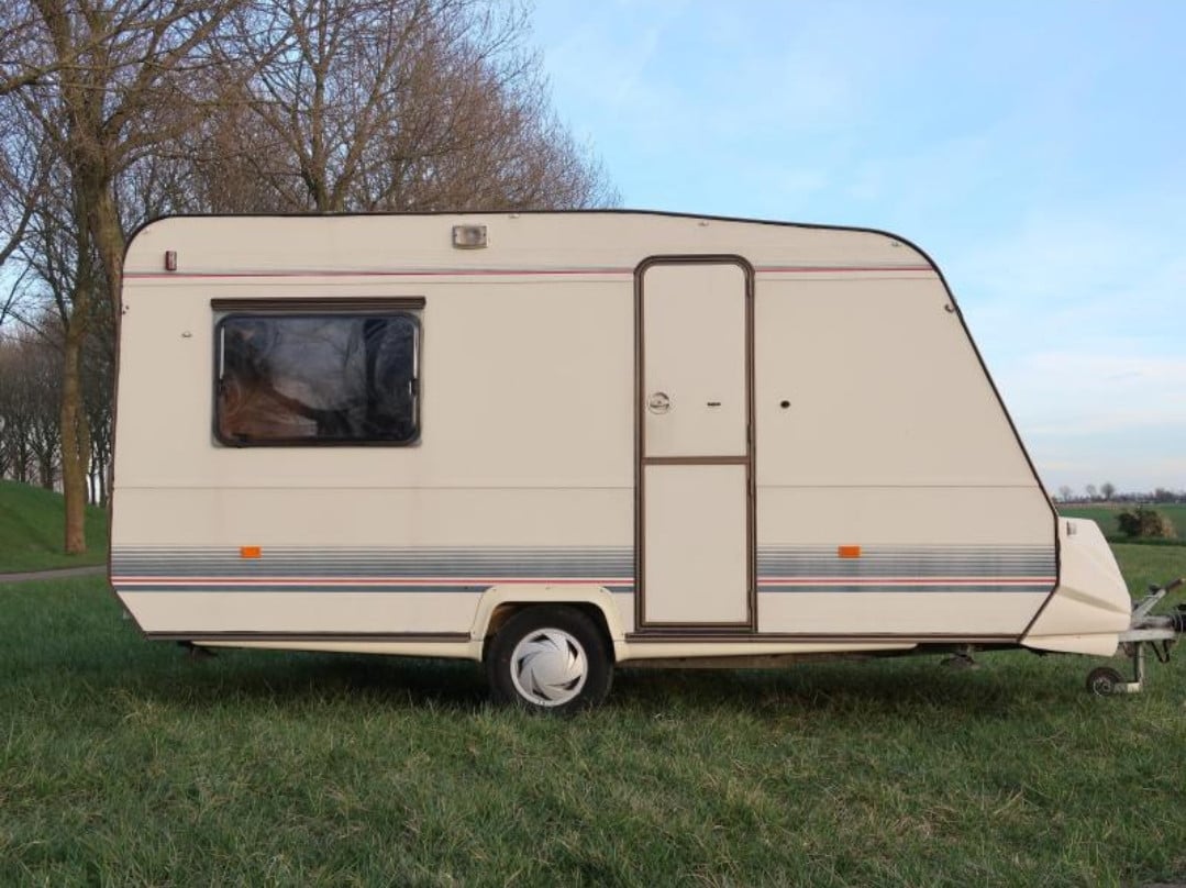 Adria 4158 TD caravan met voortent – charmant project met potentieel!