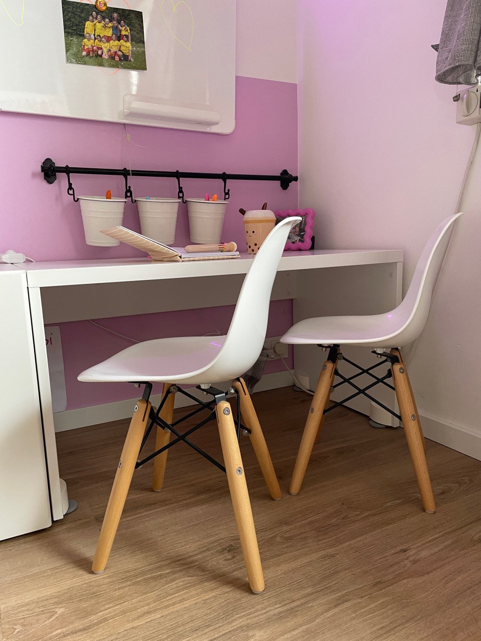 Bureau kinderkamer met stoeltjes en accessoires