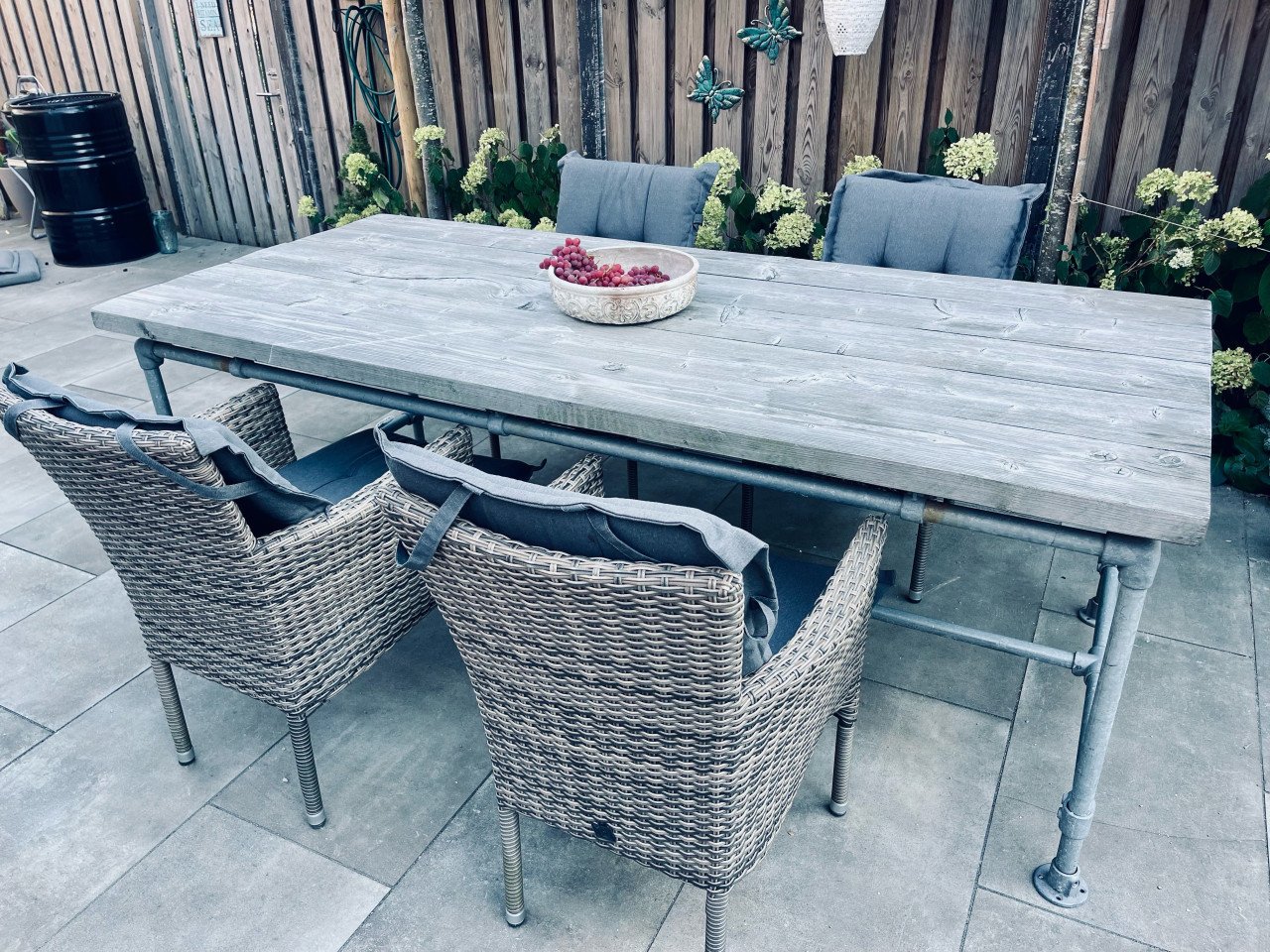 Steigerhouten buitentafel met steigerframe