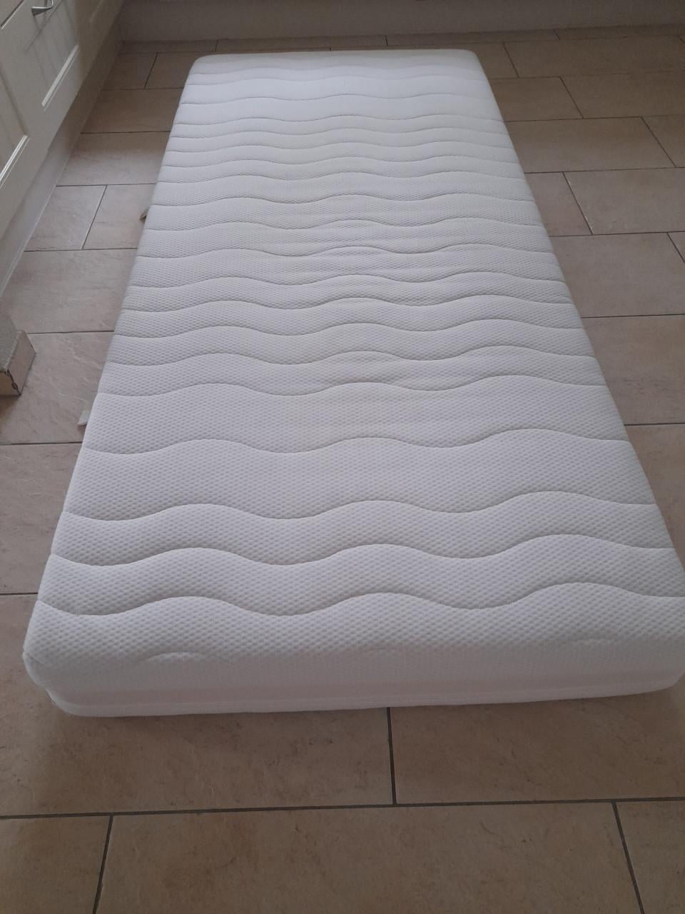 Schuim matras 90 x 200 x 18 (in goede nette staat )