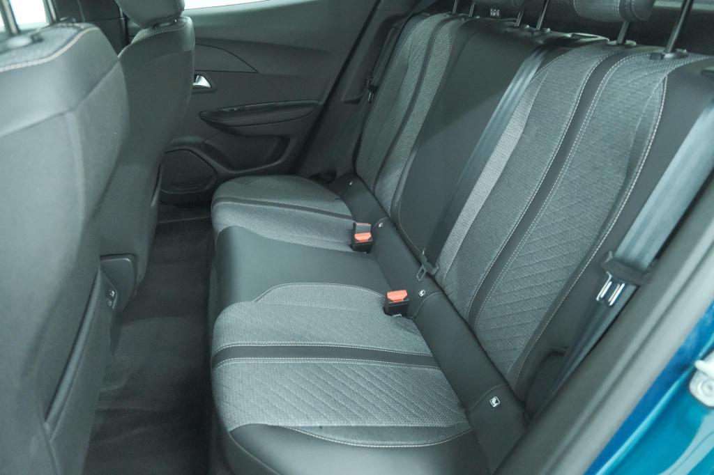 Peugeot E-2008 ev allure avantage 54 kwh | soh 97,8% | 11 kw lader | apple 