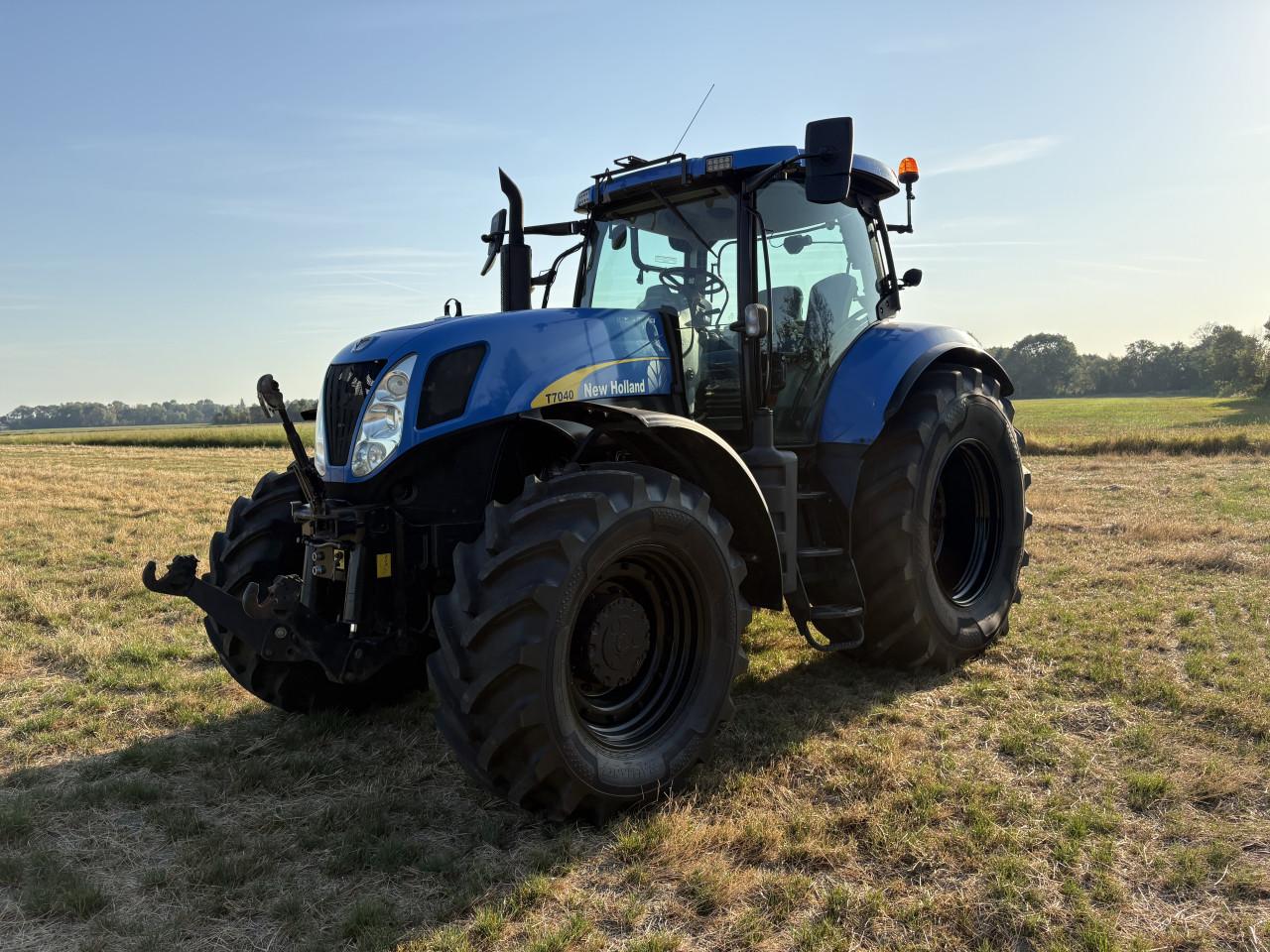 New Holland T7040