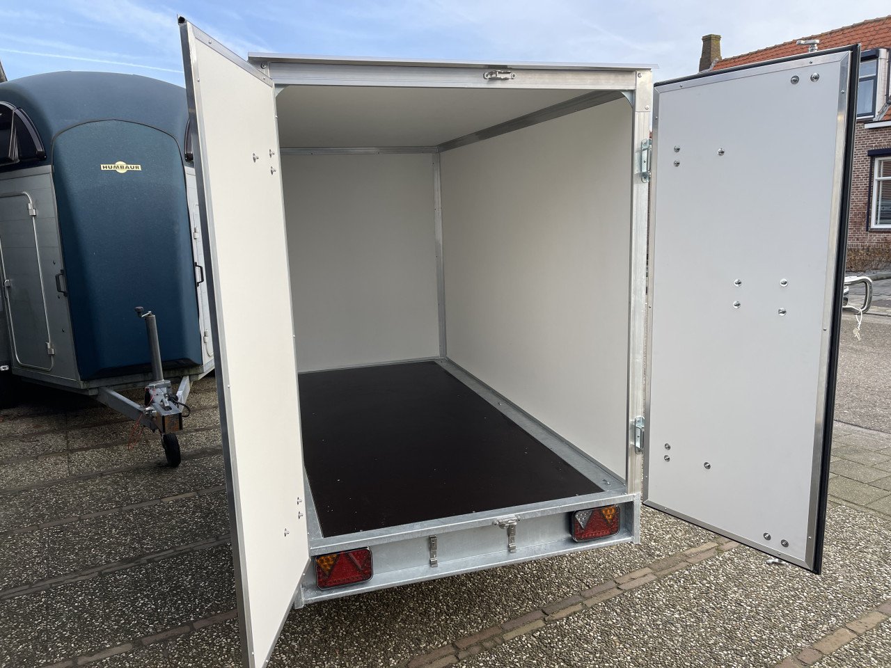 NIEUWE GESLOTEN AANHANGWAGENS