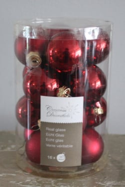 Set van 16 kleine rode glazen kerstballetjes