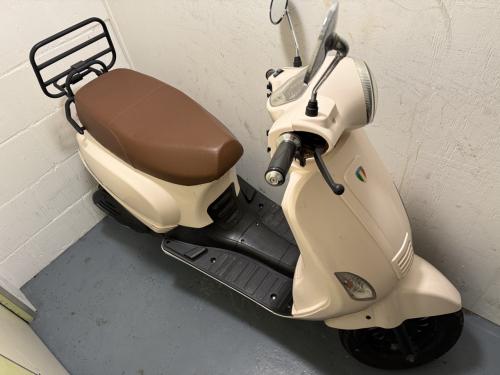 In nieuwe staat Riva Snorscooter