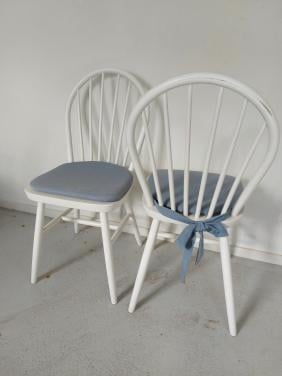2 stoelen met kussens