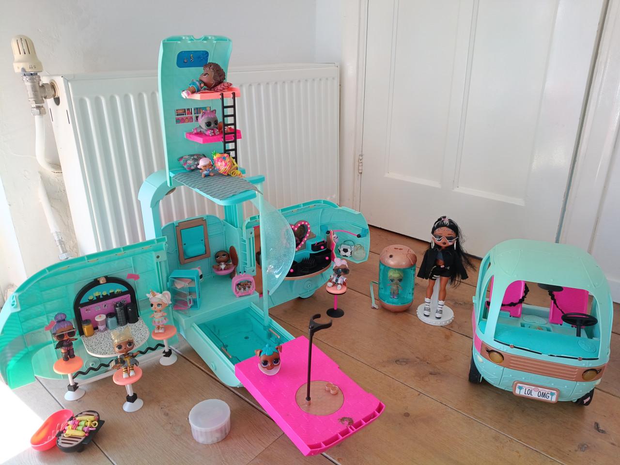 L.ol. camper met poppetjes en accessoires