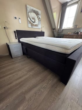 Bed met ombouw