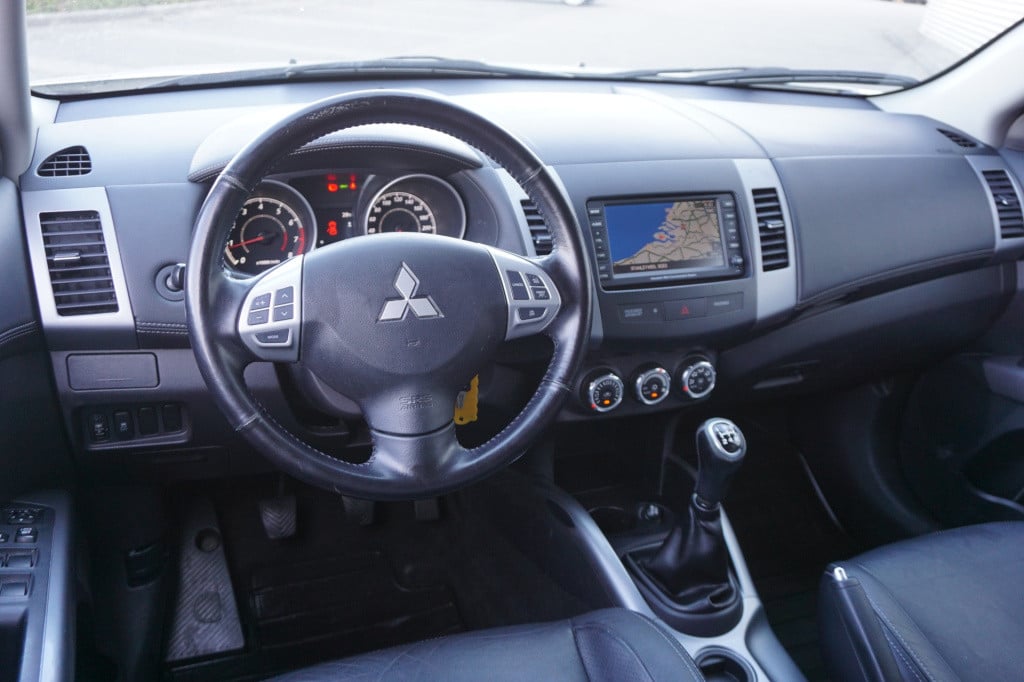 Mitsubishi Outlander 2.0 intro edition airco / navi / cruise / camera / lm 