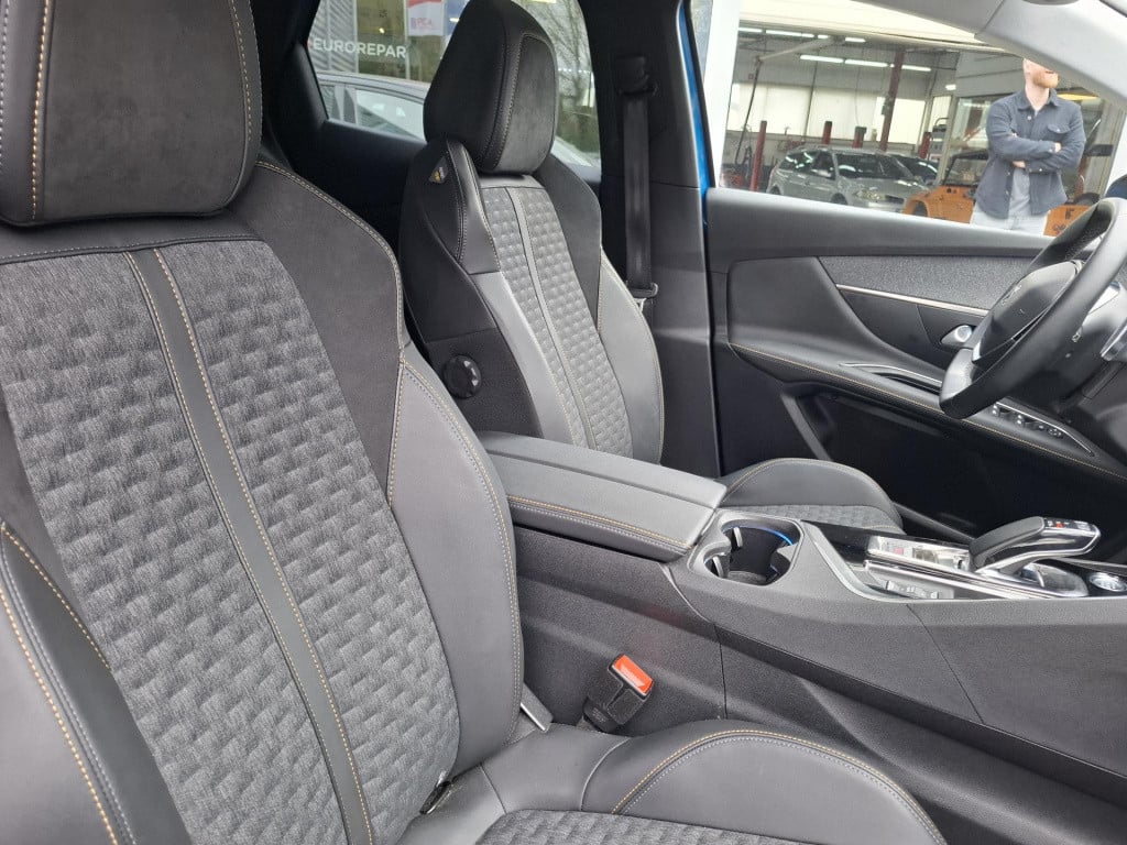 Peugeot 3008 suv 1.6 hybrid 225 eat8 automaat road trip nav/cam