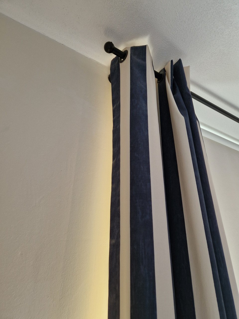 Blauw gestreepte gordijnen